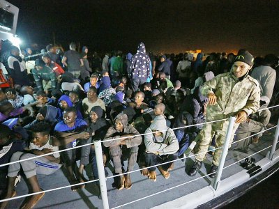 Des migrants secourus en Méditerranée arrivent à une base navale à Tripoli le 24 juin 2018 - MAHMUD TURKIA [AFP]