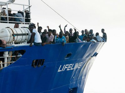 Photo fournie le 22 juin 2018 par l'ONG allemande Mission Lifeline montrant des migrants en mer à bord du navire Lifeline qui va chercher des migrants en Méditerranée - Hermine POSCHMANN [Mission Lifeline/AFP]