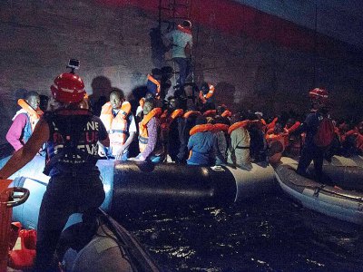 Photo fournie le 22 juin 2018 par l'ONG allemande Mission Lifeline, montrant des migrants secourus en mer et embarquant à bord du porte-conteneurs Alexander Maersk de la compagnie danoise Maersk - Danilo CAMPAILLA [Mission Lifeline e. V./AFP]