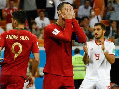 L'attaquant cedette du Portugal Cristiano Ronaldo dépité après avoir manqué un penalty contre l'Iran à Saransk, le 25 juin 2018 - JUAN BARRETO [AFP]
