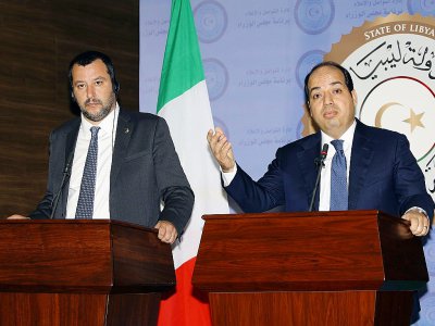 Le ministre italien de l'Intérieur Matteo Salvini et le vice-Premier ministre Ahmed Maiteeq lors d'une conférence de presse à Tripoli le 25 juin 2018 - Mahmud TURKIA [AFP]