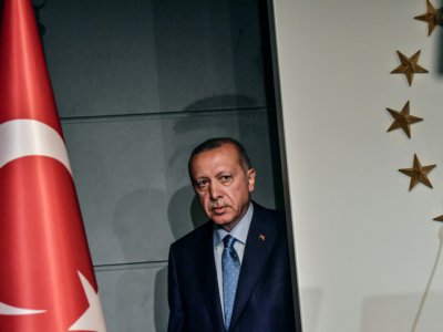 Le président turc Recep Tayyip Erdogan se prépare à prononcer un discours le 24 juin 2018 à Istanbul - BULENT KILIC [AFP]
