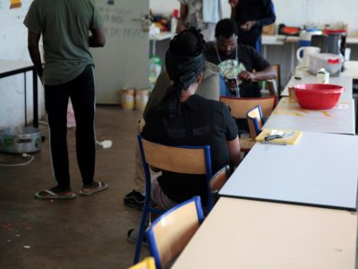 Des migrants installés à l'Université de Saint-Denis le 19 avril 2018 - STR [AFP/Archives]