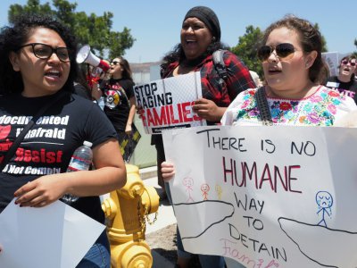 Des manifestants protestent contre la politique migratoire de l'administration américaine qui a entraîné la séparation des familles, le 23 juin 2018 devant le centre de rétention Otay Mesa à San Diego (Californie, ouest) - Robyn Beck [AFP]