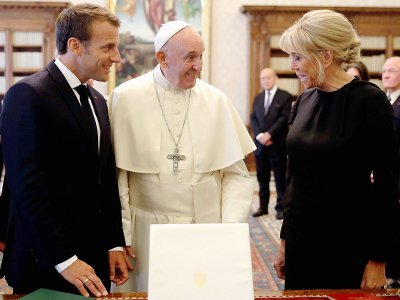 Le président français Emmanuel Macron et son épouse Brigitte ont rencontré le pape François le 26 juin 2018 au Vatican - Alessandra Tarantino [POOL/AFP]