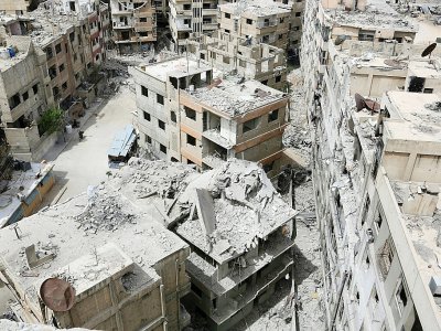 Les immeubles détruits dans la ville de Douma reprise aux rebelles par le régime et où une attaque présumée chimique a eu lieu, le 17 avril 2018 dans la Ghouta orientale, en Syrie - STRINGER [AFP/Archives]