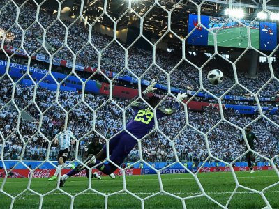 L'attaquant argentin Lionel Messi inscrit un but face au Nigéria le 26 juin 2018 à Saint-Pétersbourg lors du Mondial - Giuseppe CACACE [AFP]
