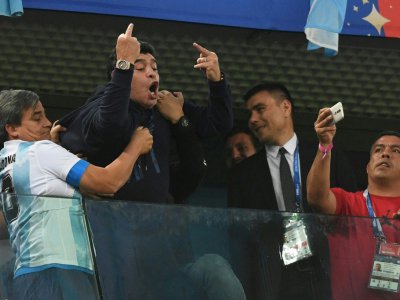 L'ancien joueur de l'Argentine Diego Maradona (c) lors de la qualification en 8e de finale du Mondial face au Nigéria le 26 juin 2018 - OLGA MALTSEVA [AFP]