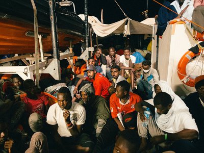 Photo prise et fournie le 25 juin 2018 par l'ONG allemande Mission Lifeline montrant des migrants à bord du navire humanitaire Lifeline au large de Malte - Felix WEISS [Mission Lifeline e. V./AFP]