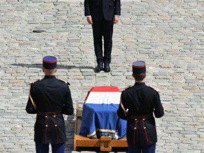 Emmanuel Macron se recueillant devant le cercueil de Simone Veil lors de l'hommage aux Invalides, le 5 juillet 2017 - ALAIN JOCARD [AFP/Archives]
