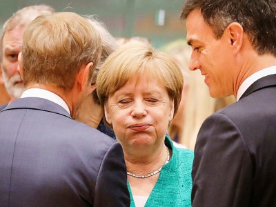 La chancelière allemande Angela Merkel discute avec le président du Conseil européen Donal Tusk et le Premier ministre espagnol Pedro Sanchez le 28 juin 2018 à Bruxelles. - Ludovic MARIN [AFP]