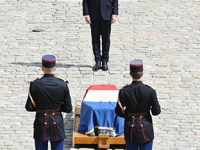 Emmanuel Macron se recueillant devant le cercueil de Simone Veil lors de l'hommage aux Invalides, le 5 juillet 2017 - ALAIN JOCARD [AFP/Archives]