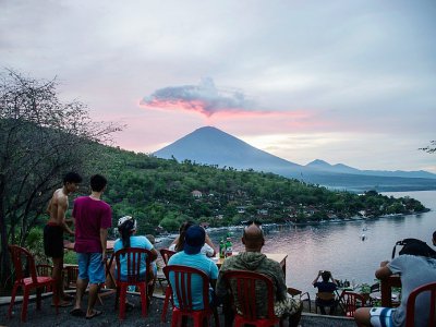 Des touristes observent l'éruption du Volcan Agung, à Bali le 30 novembre 2017. - JUNI KRISWANTO [AFP/Archives]