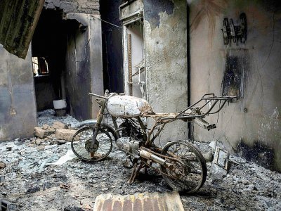 Une moto calcinée, le 27 juin 2018, après un massacre intercommunautaire dans le centre du Nigeria, dans le village de Ganaropp. - STEFAN HEUNIS [AFP]