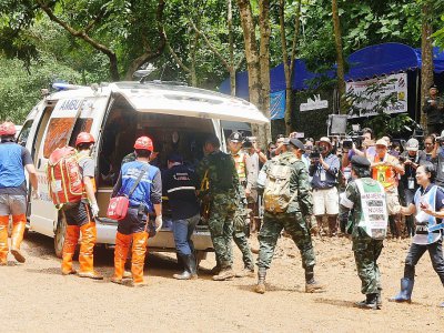 Des équipes de secours lors d'un exercice d'évacuation sur une route boueuse menant à la grotte de Tham Luang où sont piégés douze enfants et leur entraîneur de foot, le 30 juin 2018 à Chiang Rai, en Thaïlande - Sippachai KUNNUWONG [AFP]