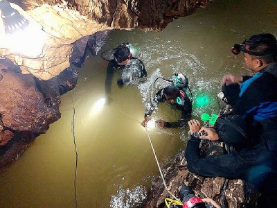 Photo fournie le 30 juin 2018 par la marine royale thaïlandaise de plongeurs inspectant une galerie remplie d'eau dans la grotte de Tham Luang où sont piégés 12 enfants et leur entraîneur de foot - Handout [ROYAL THAI NAVY SEAL/AFP]