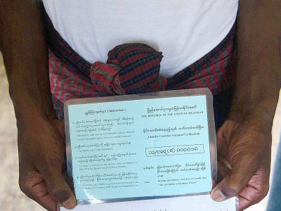 Un réfugié rohingya montre ses papiers d'identité provisoires au camp de transit de Nga Khu Ra pour les réfugiés rohingyas, le 28 juin 2018 à Maungdaw, dans l'Etat Rakhine, en Birmanie - - [AFP]