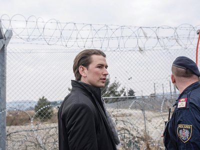 Le chancelier allemand (g) à côté d'un policier autrichien lors d'une visite à la frontière avec la Grèce, le 12 février 2017 à Mevgelija, en Macédoine - Robert ATANASOVSKI [AFP/Archives]