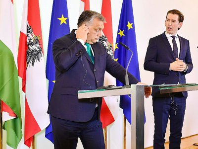 Le chancelier autrichien Sebastian Kurz (d) et le Premier minitre hongrois Viktor Orban, lors d'une conférence de presse, le 30 janvier 2018 à Vienne - JOE KLAMAR [AFP/Archives]