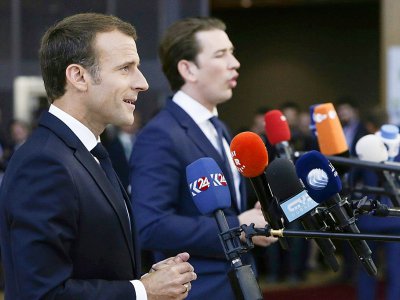 Emmanuel Macron et le Premier ministre autrichien Sebastian Kurz parlent à la presse" au dernier jour du sommet européen à Bruxelles, le 29 juin 2018 - Aris Oikonomou [AFP]
