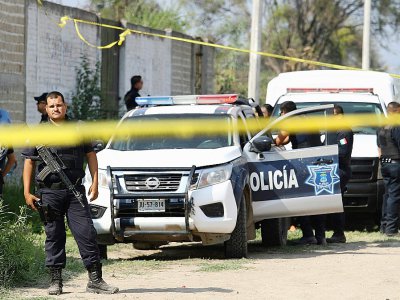 Des policiers sur les lieux où une fosse commune a été découverte, le 6 juin 2018 à Guadalajara, au Mexique - ULISES RUIZ [AFP/Archives]