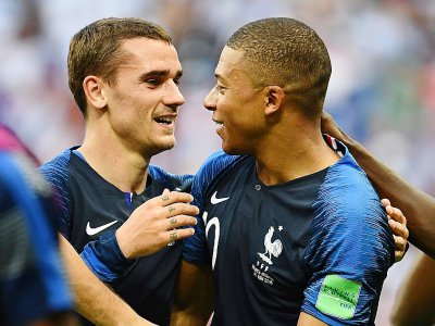 Antoine Griezmann félicite Kylian Mbappé, auteur du 4e but de la France contre l'Argentine, le 30 juin 2018 à Kazan - FRANCK FIFE [AFP]