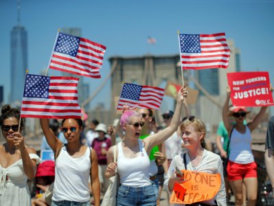 Des manifestants sur le pont de Brooklyn à New York le 30 juin 2018 - EDUARDO MUNOZ ALVAREZ [AFP]