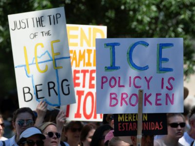 Des pancartes contre la police de l'immigration, "ICE", le 30 juin 2018 à Washington - Alex Edelman [AFP]