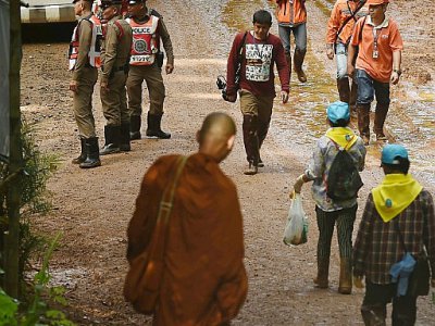Un moine boudiste émerge de la grotte de Tham Luang quand les sauveteurs arrivent dans le parc de la province de Chiang Rai, le 29 juin 2018 - Lillian SUWANRUMPHA [AFP/Archives]