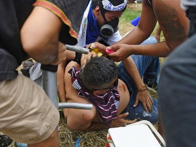 Un manifestant blessé lors de heurts à Managua, le 30 juin 2018 à Managua pendant la "marche des fleurs", au Nicaragua - MARVIN RECINOS [AFP]