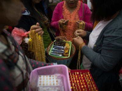 Des bijoux en ambre vendus sur le marché de Danai, le 12 mai 2018 en Birmanie - Ye Aung THU [AFP]