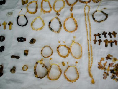 Des colliers et bracelets en ambre vendus sur le marché de Danai, le 12 mai 2018 en Birmanie - Ye Aung THU [AFP]