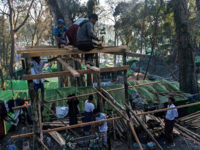 Des Birmans construisent des plateformes en bois au-dessus d'une mine d'ambre, le 20 décembre 2014 à Danai, dans l'Etat de Kachin, en Birmanie - - [AFP]