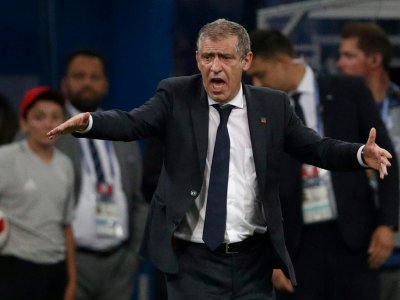 Le sélectionneur du Portugal Fernando Santos invective ses joueurs face à l'Uruguay en 8e de finale du Mondial, le 30 juin 2018 à Sotchi - Adrian DENNIS [AFP]