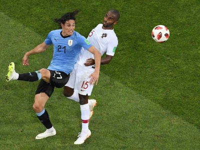 L'attaquant uruguayen Edinson Cavani (g) à la lutte avec le défenseur portugais Ricardo Pereira en 8e de finale du Mondial, le 30 juin 2018 à Sotchi - Kirill KUDRYAVTSEV [AFP]