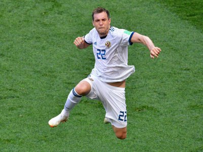 L'attaquant russe Artem Dzyuba inscrit un pénalty face à l'Espagne lors de la qualification en quarts de finale du Mondial le 1er juillet 2018 - Mladen ANTONOV [AFP]