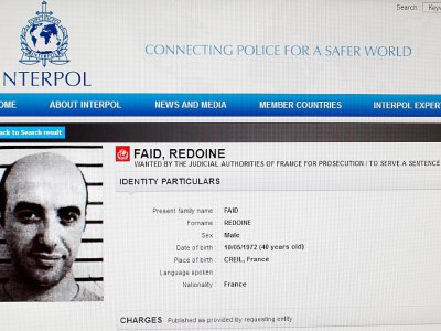Reproduction de la fiche de Redoine Faïd sur le site d'Interpol, à Paris le 15 avril 2013 - - [INTERPOL/AFP/Archives]