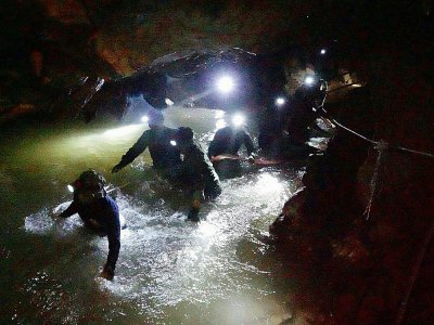 Des plongeurs de la marine royale thaïlandaise inspectent un tunnel de la grotte de Tham Luang, où sont bloqués 12 enfants et leur entraîneur de football, le 1er juillet 2018 près de Chiang Rai - ROYAL THAI NAVY [ROYAL THAI NAVY/AFP]