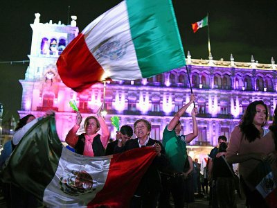 Des partisans du nouveau président mexicain élu Andres Manuel Lopez Obrador fêtent sa victoire à la présidentielle, le 1er juillet 2018 à Mexico - JOHAN ORDONEZ [AFP]