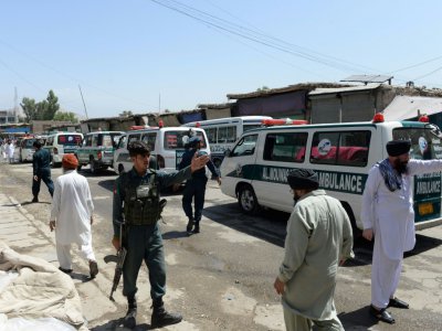 Des ambulances transportant des cercueils des victimes de l'attentat-suicide à Jalalabad, en Afghanistan, le 2 juillet 2018 - NOORULLAH SHIRZADA [AFP]
