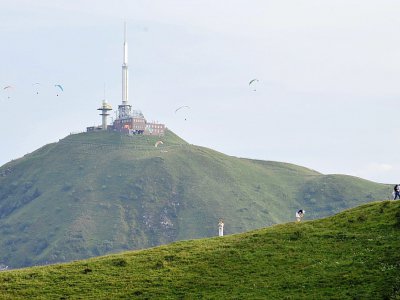 Le Puy de Dôme avec à son sommet une antenne de communication - THIERRY ZOCCOLAN [AFP/Archives]