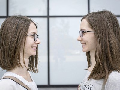 Des jumeaux réunis à Novi Sad, en Serbue, dans le cadre d'une étude menée par l'université de cette ville auprès de 530 jumeaux majeurs, le 30 juin 2018 - VLADIMIR ZIVOJINOVIC [STR/AFP]