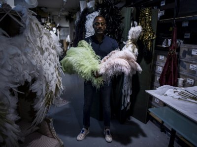 Le plumassier Eric Charles-Donatien présente ses créations dans son atelier à Paris, le 20 juin 2018 - Christophe ARCHAMBAULT [AFP/Archives]