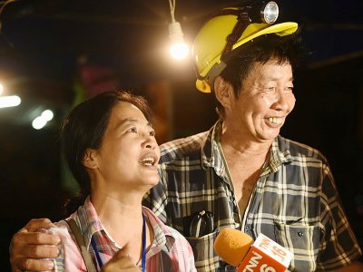 Bonheur des familles qui campaient à l'extérieur de la grotte de Tham Luang en Thaïlande après avoir appris que les 12 enfants et leur entraîneur qui y étaient piégés depuis neuf jours ont été retrouvés sains et saufs, le 2 juillet 2018

des enfants - Lillian SUWANRUMPHA [AFP]