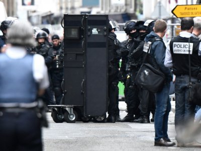 Des policiers sur les lieux d'une prise d'otages à Paris, le 12 juin 2018 - STEPHANE DE SAKUTIN [AFP/Archives]