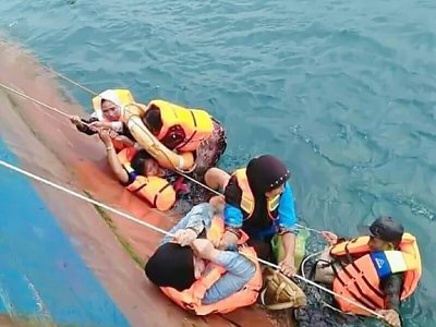 Photo fournie par l'Agence nationale indonésienne de gestion des catastrophes Indonesia's Badan Nasional Penanggulangan Bencana montrant le naufrage d'un ferry dans les eaux de l'île des Célèbes (Sulawesi), en Indonésie, le 3 juillet 2018 - Handout [BADAN NASIONAL PENANGGULANGAN BENCANA/AFP]
