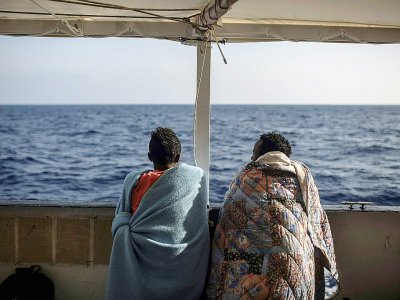 Des migrants secourus au large de la Libye à bord du bateau de l'ONG Open Arms, le 2 juillet 2018 - Olmo Calvo [AFP]