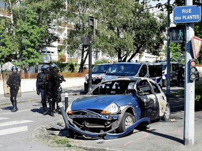 Des policiers près d'une voiture brûlée dans le quartier du Breil à Nantes le 4 juillet 2018 - SEBASTIEN SALOM GOMIS [AFP/Archives]