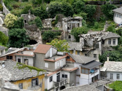 Vue des ruines de la maison Lolomani à Gjirokastra, le 15 juin 2018 en Albanie - Gent SHKULLAKU [AFP]