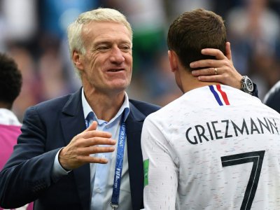 Le sélectionneur de la France Didier Deschamps (g) félicite Antoine Griezmann auteur du 2e but lors de la qualification de la France en demi finales du Mondial le 6 juillet 2018 - Kirill KUDRYAVTSEV [AFP]
